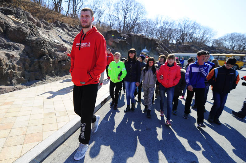 Первая экскурсия в Приморском океанариуме прошла для «Спартака-Приморье» и детей из подшефного интерната