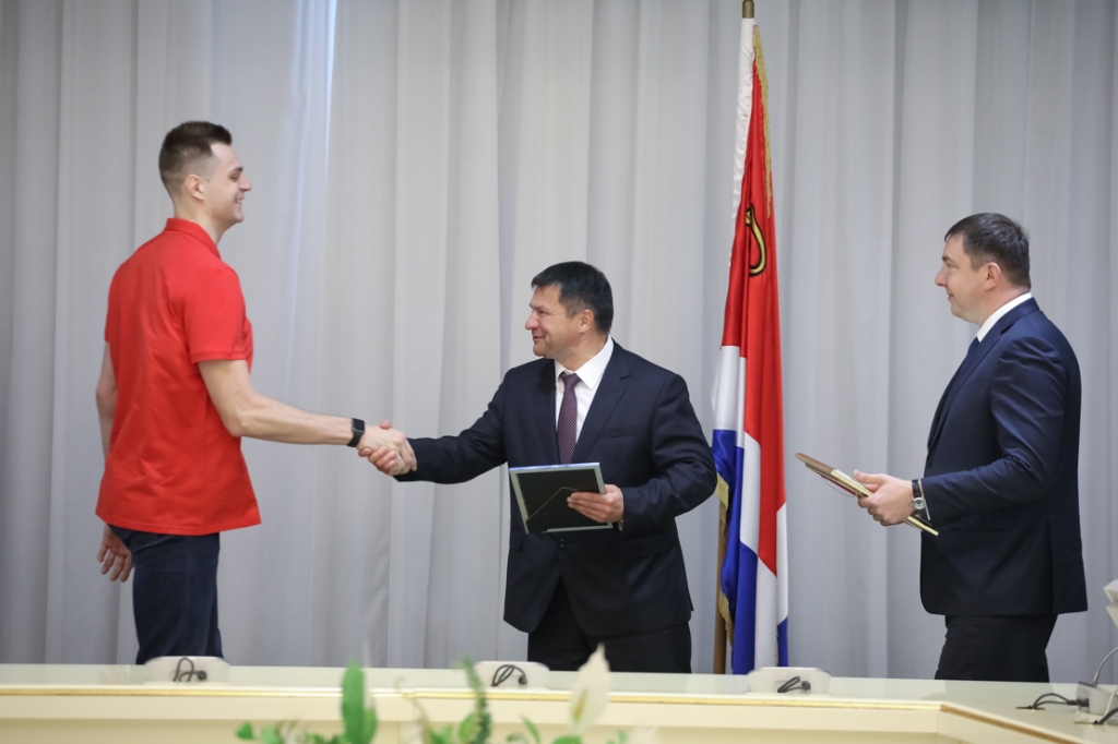 Андрей Тарасенко наградил команду «Спартак-Приморье» за победу в Суперлиге