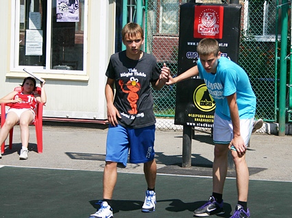 Хмельницкий получил Сникерс, а мог - 8 000 рублей