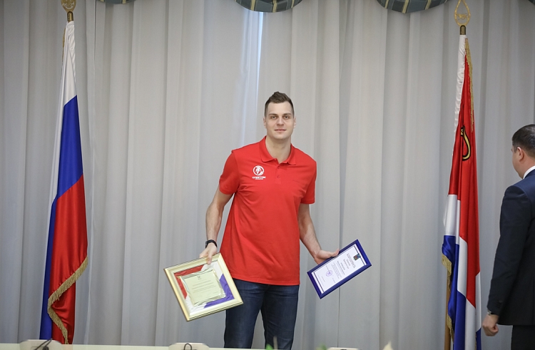 Андрей Тарасенко наградил команду «Спартак-Приморье» за победу в Суперлиге